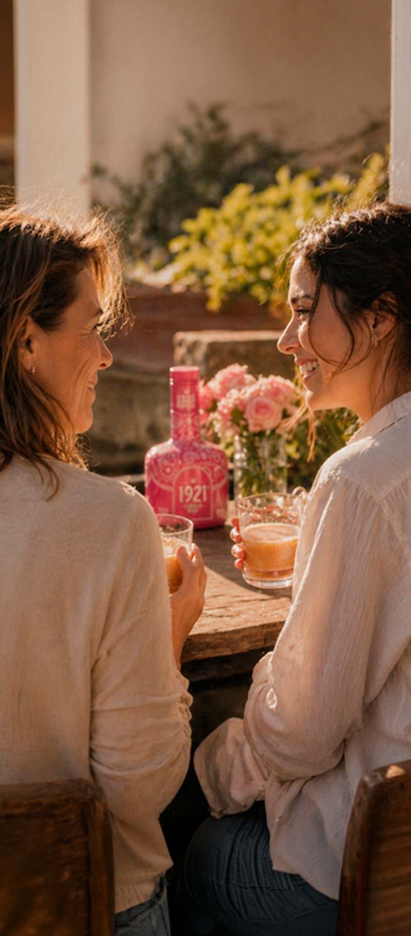 Amigas celebrando con Crema 1921